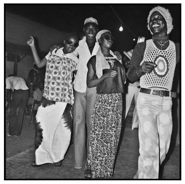 Νύχτες στα λαϊκά μπαρ της Μπουρκίνα Φάσο: απροσποίητη χαρά, φάνκι πόζα, χορός μέχρι πρωίας