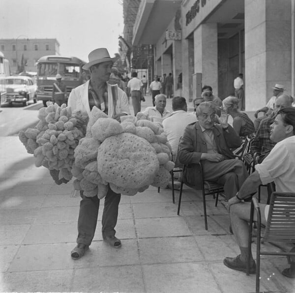 Όταν στους δρόμους της Αθήνας τριγυρνούσαν πωλητές σφουγγαριών
