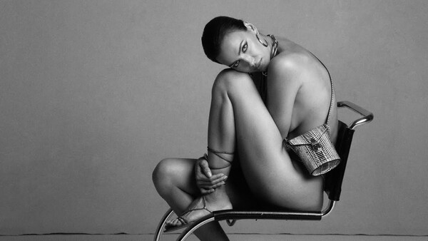 Η Ιρίνα Σάικ ποζάρει γυμνή για τη νέα καμπάνια του Calvin Klein