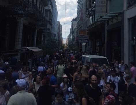 O πανικός στη Ερμού μετά το σεισμό στη Αττική - Χιλιάδες στο δρόμο ενώ η Αθήνα ήταν χωρίς ρεύμα