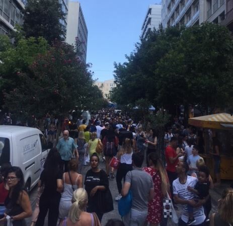O πανικός στη Ερμού μετά το σεισμό στη Αττική - Χιλιάδες στο δρόμο ενώ η Αθήνα ήταν χωρίς ρεύμα