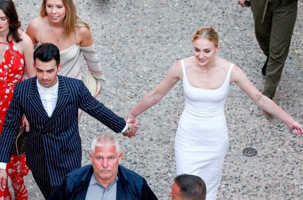 H Σόφι Τέρνερ παντρεύεται: Ρομαντικός γάμος σε έπαυλη στην γαλλική εξοχή και pre-wedding με φίλους