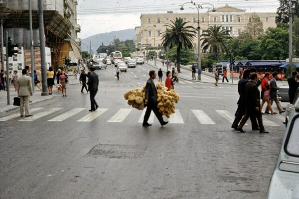 Όταν στους δρόμους της Αθήνας τριγυρνούσαν πωλητές σφουγγαριών