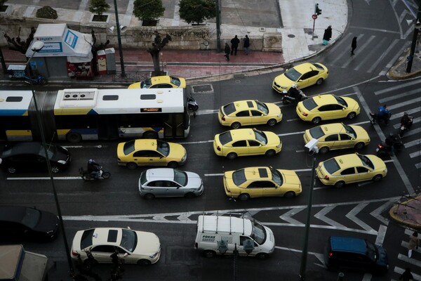 Αλλαγές στα ταξί: Πώς πληρώνουμε και τι θα γίνει με ταξί BEAT