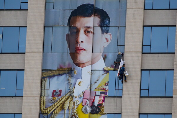 Ο νέος βασιλιάς της Ταϊλάνδης στο θρόνο - Τα σκάνδαλα, οι εκκεντρικές εμφανίσεις και η απαγόρευση της κριτικής