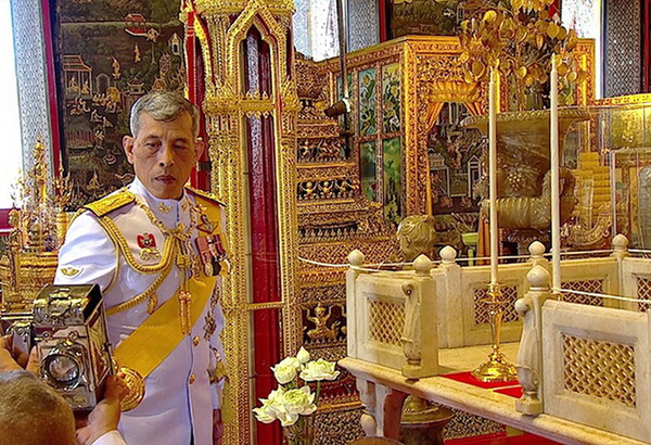 Ο νέος βασιλιάς της Ταϊλάνδης στο θρόνο - Τα σκάνδαλα, οι εκκεντρικές εμφανίσεις και η απαγόρευση της κριτικής