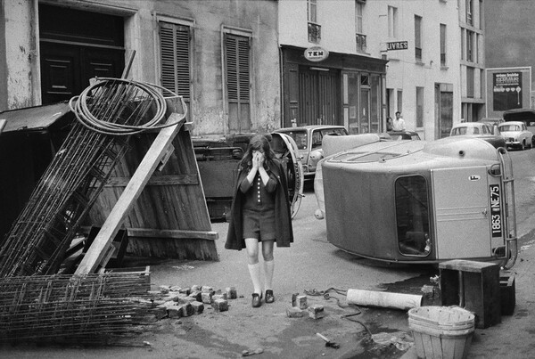 Barricades. Το Παρίσι ξέρει από οδοφράγματα.