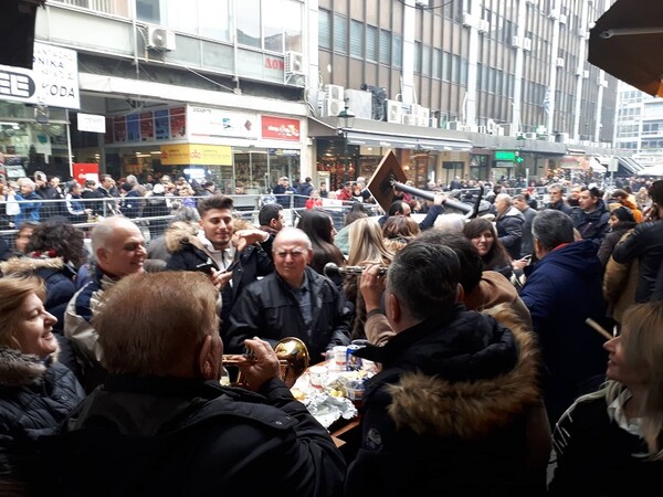 Γέμισε ψησταριές η Θεσσαλονίκη - Χιλιάδες άνθρωποι γλεντούν στο κέντρο της πόλης