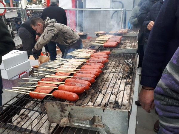 Γέμισε ψησταριές η Θεσσαλονίκη - Χιλιάδες άνθρωποι γλεντούν στο κέντρο της πόλης