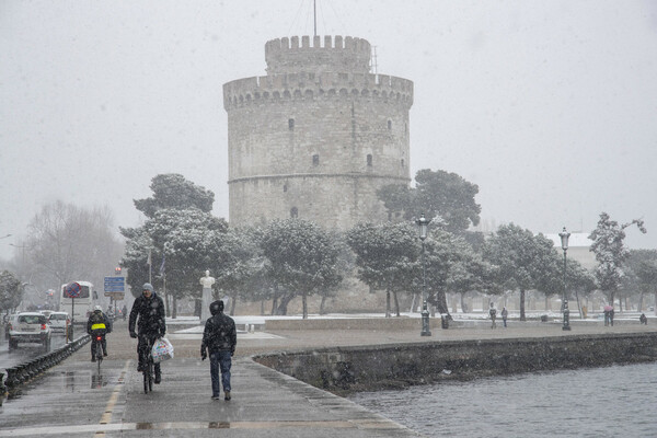 Θεσσαλονίκη με χιόνι ξανά - Στα λευκά όλη η πόλη και χειμωνιάτικο τοπίο