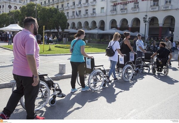 «Επιστρέφω σε 5 λεπτά» - Ηχηρό μήνυμα από ΑμεΑ στη Θεσσαλονίκη