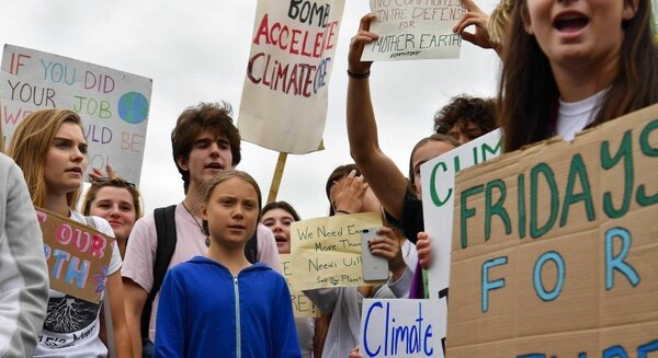 Κλιματική αλλαγή: H Γκρέτα Τούνμπεργκ πρωτοστάτησε σε μαθητική διαδήλωση έξω από τον Λευκό Οίκο