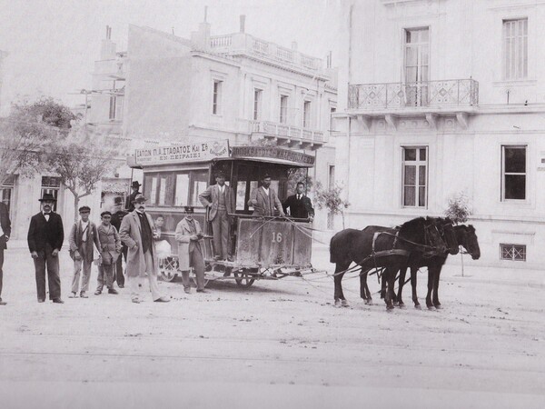 Όταν το τραμ το έσερναν άλογα στο χωματόδρομο της Μητροπόλεως