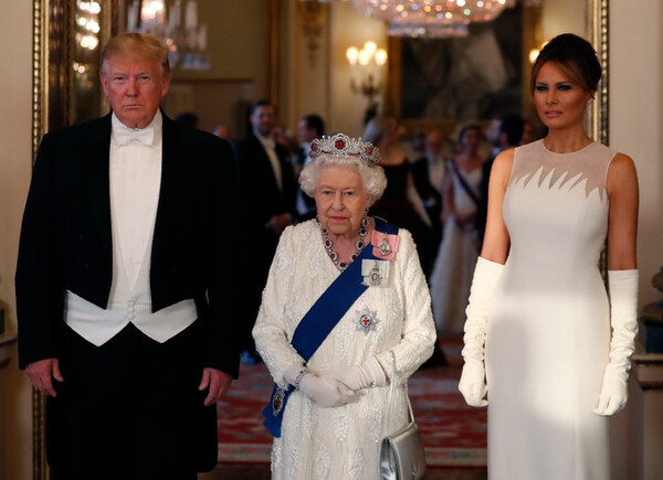 Το βασιλικό δείπνο για τον Τραμπ: Η κίνηση εκτός πρωτοκόλλου, η εντυπωσιακή Μελάνια με Dior και οι καλεσμένοι