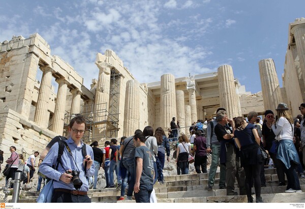 Handelsblatt: Γιατί ο ελληνικός τουρισμός κινδυνεύει να έχει την τύχη του Ικάρου