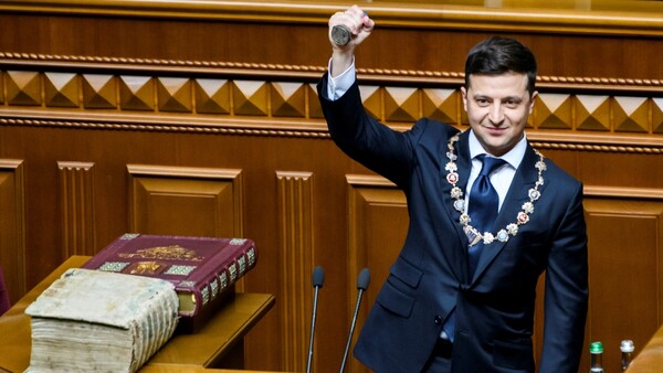 Ουκρανία: O κωμικός που έγινε πρόεδρος ζητά συνεργασία από έναν ροκ σταρ για να σχηματίσουν κυβέρνηση