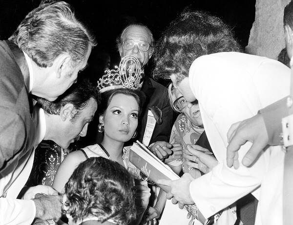 61 καλλονές στο Ηρώδειο για τα καλλιστεία Μις Υφήλιος 1973