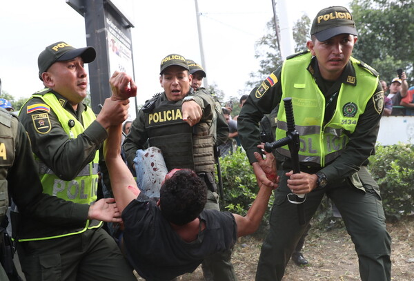Βενεζουέλα: Νεκροί και τραυματίες στα σύνορα- Ο Γκουαϊδό ζητά να εξεταστούν όλα τα ενδεχόμενα