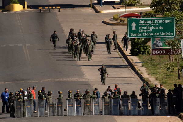 Βενεζουέλα: Νεκροί και τραυματίες στα σύνορα- Ο Γκουαϊδό ζητά να εξεταστούν όλα τα ενδεχόμενα
