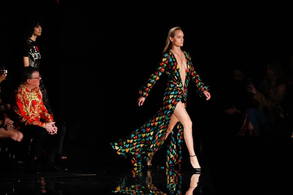 Versace στη Νέα Υόρκη σημαίνει τα διασημότερα μοντέλα, σελέμπριτις και μεγάλες σταρ σε μοναδικό σόου