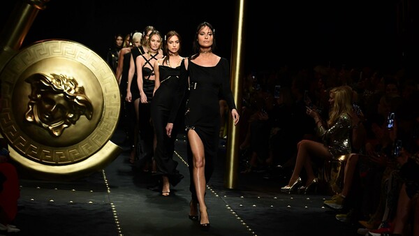 Versace: Τα supermodels της Ντονατέλα κάτω από μια πελώρια χρυσή παραμάνα