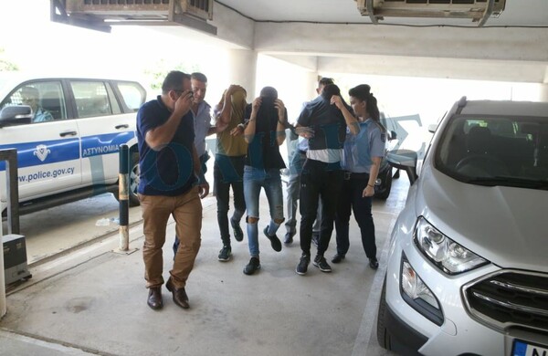 Κύπρος: Κρατούνται 12 άνδρες μετά από καταγγελία τουρίστριας για ομαδικό βιασμό σε ξενοδοχείο
