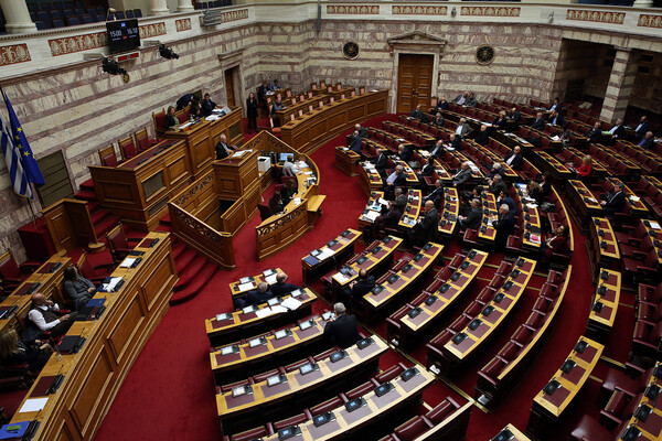 Συζήτηση με τη διαδικασία του κατεπείγοντος για το νομοσχέδιο μεταναστευτικής πολιτικής στη Βουλή