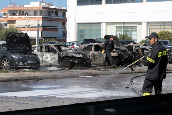 Έκρηξη στη Βουλιαγμένης: Υπήρχε βόμβα στην Πόρσε- Μαφιόζικο χτύπημα