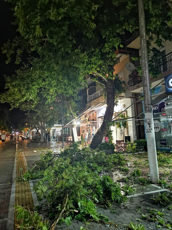 Η κακοκαιρία σάρωσε την Β. Ελλάδα - Εικόνες που τρομάζουν από κεραυνούς στη Θεσσαλονίκη