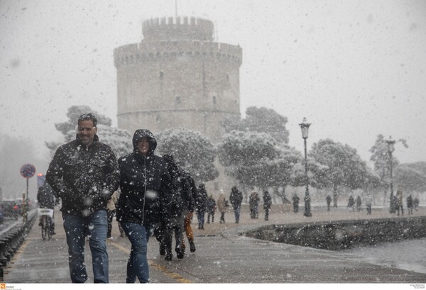 Η Θεσσαλονίκη απολαμβάνει το χιόνι - Φωτογραφίες από το λευκό τοπίο στο κέντρο της πόλης