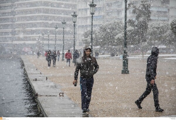 Η Θεσσαλονίκη απολαμβάνει το χιόνι - Φωτογραφίες από το λευκό τοπίο στο κέντρο της πόλης