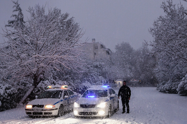 Έντονη χιονόπτωση στην Πάρνηθα - Διακοπή κυκλοφορίας 