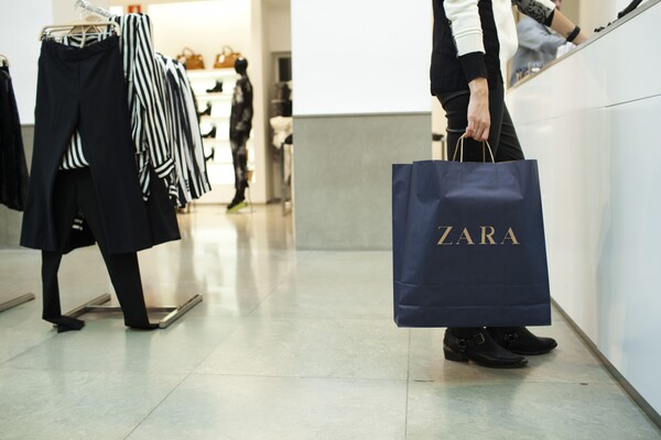 Ακόμη και αυτό που γίνεται με τα Zara στην Ελλάδα, δείχνει γιατί ο παγκόσμιος κολοσσός πρέπει να «σκοτώσει» την μόδα