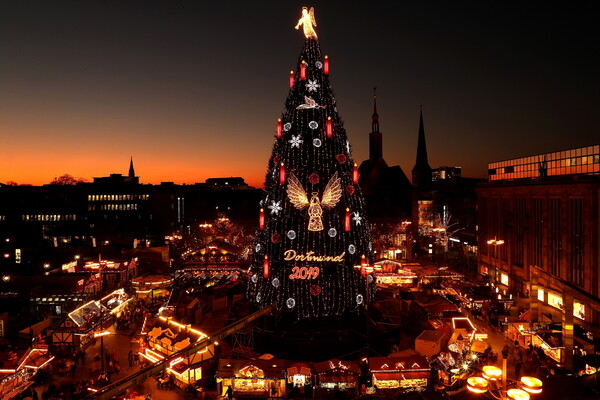Μαγικά Χριστούγεννα με φωτογραφίες από υπέροχα στολισμένες πόλεις όλου του κόσμου