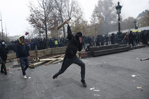 Πεδίο μάχης το Παρίσι: Σοβαρά επεισόδια - Η αστυνομία εφόρμησε στους διαδηλωτές
