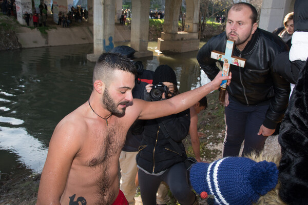 Οι τολμηροί των Θεοφανείων - Έπεσαν για το σταυρό παρά τα παγωμένα νερά