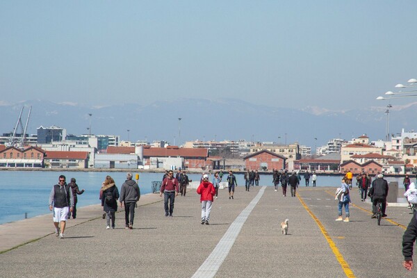 Κορωνοϊός στη Θεσσαλονίκη: Γεμάτη κόσμο η παραλία - Δεν μένουν σπίτι