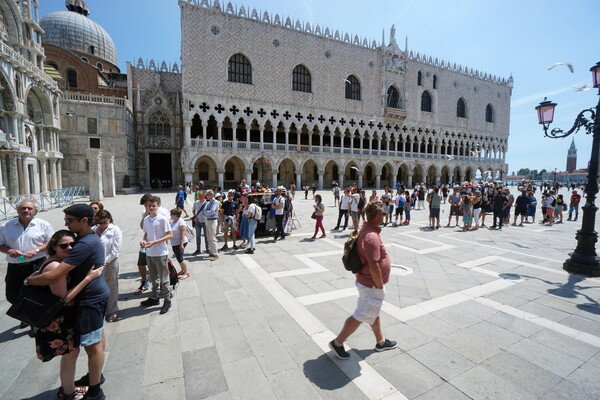 Οι πρώτοι τουρίστες στη Βενετία - Τα μνημεία άνοιξαν, αλλά η υποδοχή είχε και διαδήλωση