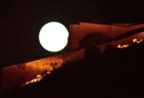 Αυγουστιάτικη Πανσέληνος: Εντυπωσιακές εικόνες από το «Φεγγάρι του Οξύρρυγχου»