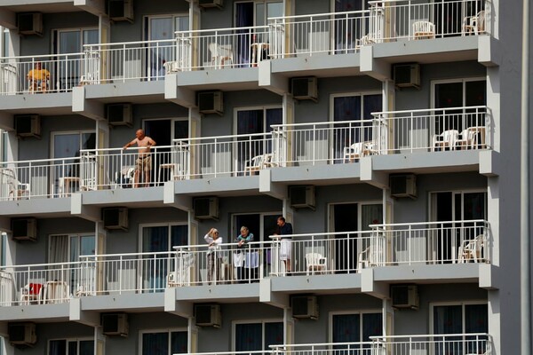 Τα μπαλκόνια του κορωνοϊού - Εκεί που τραγουδούν, διαμαρτύρονται, επικοινωνούν και ζουν οι γειτονιές