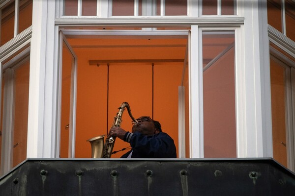 Τα μπαλκόνια του κορωνοϊού - Εκεί που τραγουδούν, διαμαρτύρονται, επικοινωνούν και ζουν οι γειτονιές