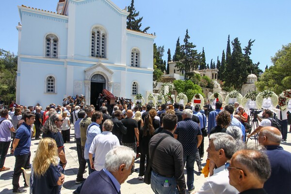 Συγγενείς και φίλοι στο «τελευταίο αντίο» του Νίκου Αλέφαντου