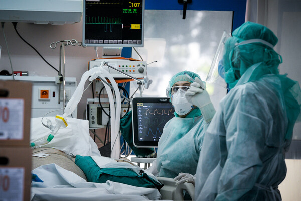 Κορωνοϊός: Αρνητικά ρεκόρ και γεμάτα νοσοκομεία - Διασωληνώνουν ασθενείς εκτός ΜΕΘ στην Αττική