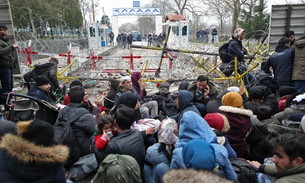 Έβρος: Oι NYT καταγράφουν τις συγκρούσεις με τους πρόσφυγες στα σύνορα- Δραματικές εικόνες