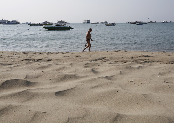 Έρημες παραλίες, άδεια μπαρ: Τεράστιο το πλήγμα του κορωνοϊού στον τουρισμό της Ταϊλάνδης
