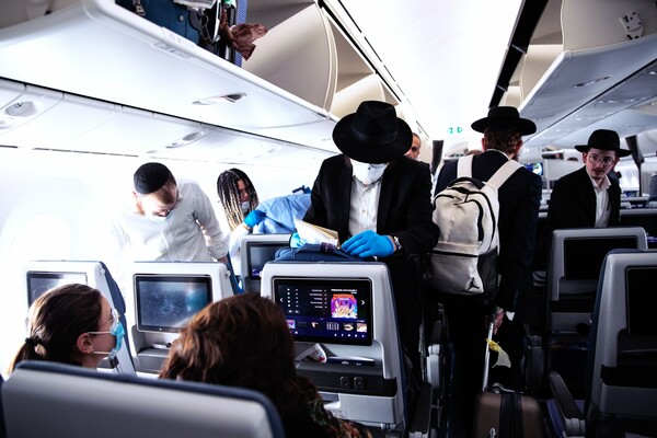 Μια φωτογράφος καταγράφει τη σουρεαλιστική πτήση από τη Νέα Υόρκη στο Τελ Αβίβ, εν μέσω πανδημίας
