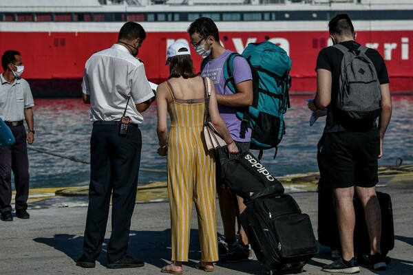 Ουρές στο λιμάνι του Πειραιά - Αναχωρούν οι αδειούχοι του Αυγούστου