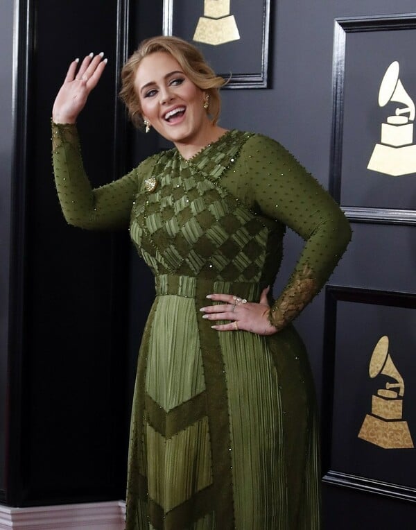Η Adele φωτογραφήθηκε για τα γενέθλιά της αλλά οι φανς διχάστηκαν με την αδυνατισμένη εικόνα της