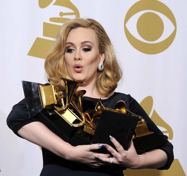 Η Adele φωτογραφήθηκε για τα γενέθλιά της αλλά οι φανς διχάστηκαν με την αδυνατισμένη εικόνα της