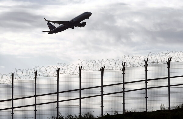 Μόσχα: Αναγκαστική προσγείωση αεροσκάφους -Επέστρεψε λόγω ρωγμής σε παράθυρο του πιλοτηρίου